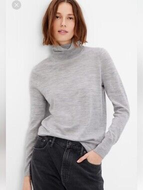 GAP 100% Extra Fine Merino Wool Light Gray Turtleneck Lightweight Knit